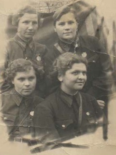 В. Ступина (1-й ряд слева). Закавказский фронт, 15.11.1942