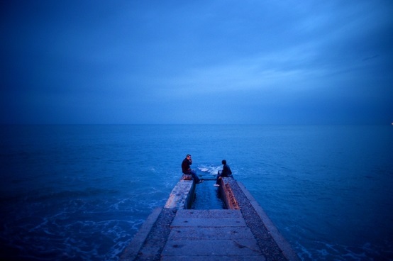 Люди сидят на берегу Черного моря. © РИА Новости