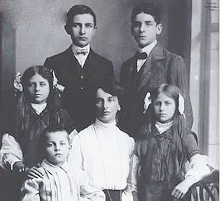 И. Арманд с детьми. Брюссель, 1909 год