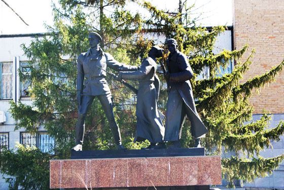 Скульптура теперь стоит у Комсомольского РУВД
