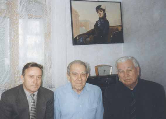 Личный водитель И. Комзина Николай Бурцев (в центре)