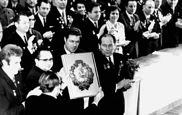 Вручение ВАЗу ордена Трудового красного знамени. 1973 год