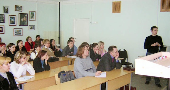 Презентация Релги в ТГУ, 2004 год. На переднем плане С.Ф. Жилкин