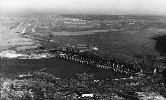 Вид на Куйбышевскую ГЭС после перекрытия Волги, конец 1955 г.
