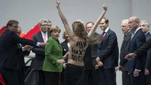 FEMEN прорвались к Путину и Меркель