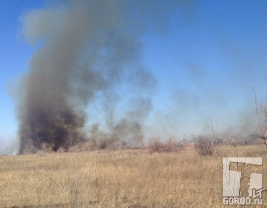 Дым относит в сторону Автозаводского района Тольятти 