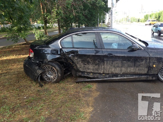 На улице Жукова в ДТП попал автомобиль БМВ