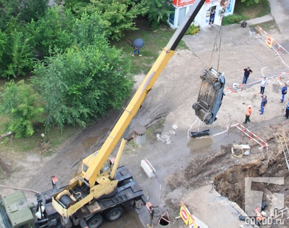 В Тольятти автомобиль угодил в яму 