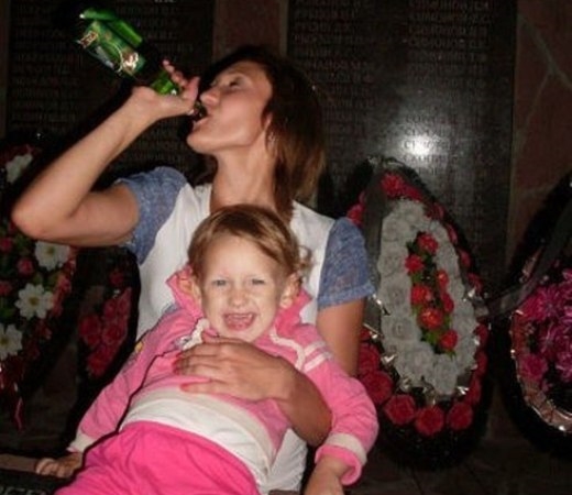 Пьяная фотосессия женщин вызвала общественный резонанс