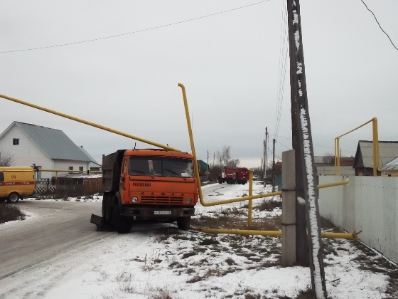 КАМАЗ повредил газопровод на улице Рабочей села Борковка 