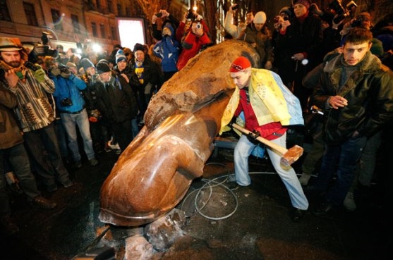 Националисты снесли памятник Ленину в Киеве