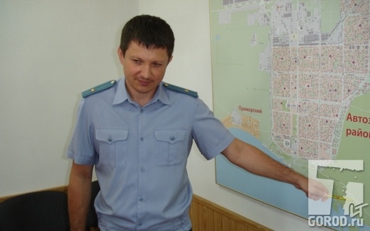 Андрей Вареницын показывает место ДТП с машиной Лекторовича