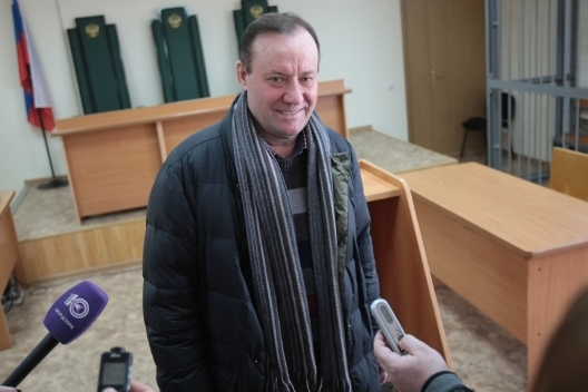 Александр Шелудяков в суде не унывает 