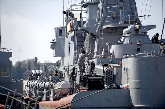 Вооруженные люди в масках захватили военный корабль Украины