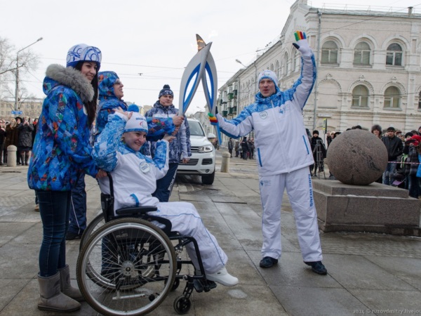 Яна Костина принимает эстафету Паралимпийского огня