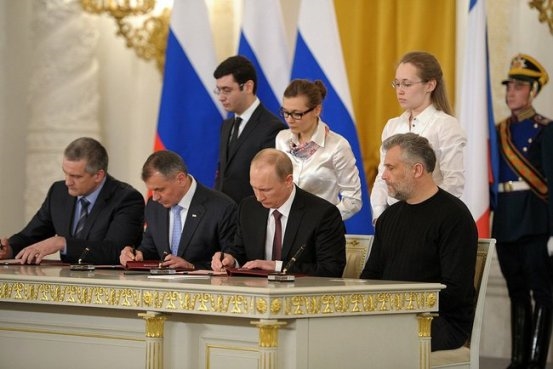 Договор о вступлении Крыма в Россию подписан 