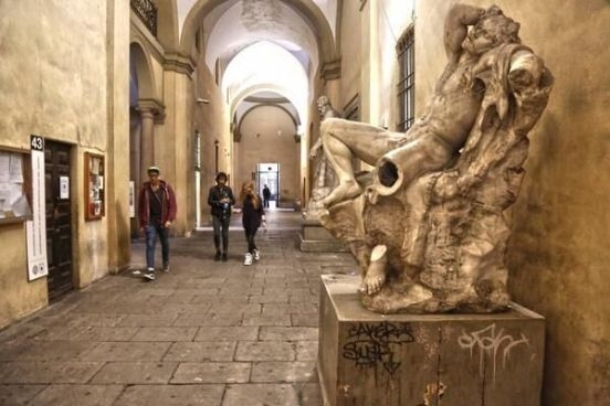 Неосторожный студент сломал статую 19 века в Милане