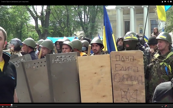 Самооборона Майдана в военной форме среди футбольных ультрас