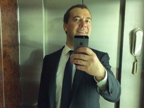 Дмитрий Медведев сделал первое селфи для 400000 подписчиков 