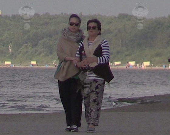 Жанна Фриске (слева) с мамой на прогулке