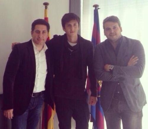 Амир Натхо (в центре) подписал контракт с "Барселоной"