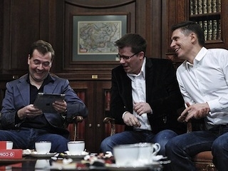 Дмитрий Медведев слева