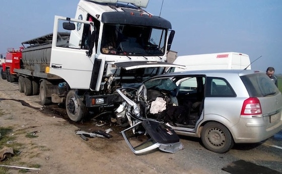 Водитель легковушки погиб, врезавшись в автовоз у Сызрани