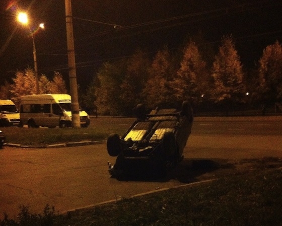В Тольятти в 6-м квартале подростки перевернули автомобиль