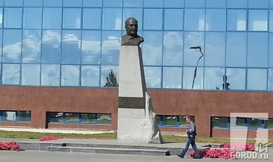 Памятник Виктору Полякову на АВТОВАЗе