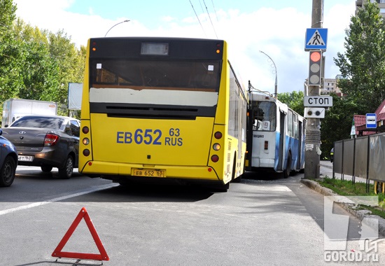 Троллейбус стукнул автобус на Приморском бульваре Тольятти