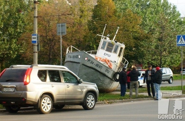 Октябрь 2011 г., катер на Московском проспекте Тольятти