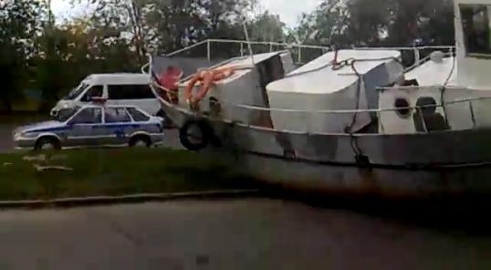 Тольятти, водное судно упало с тягача на Спортивной