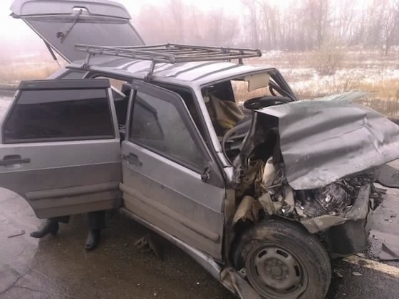 ВАЗ-2114 врезался в грузовик в Волжском районе 