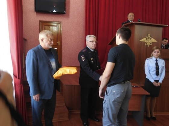Сергей Гудилин выносит благодарность охраннику