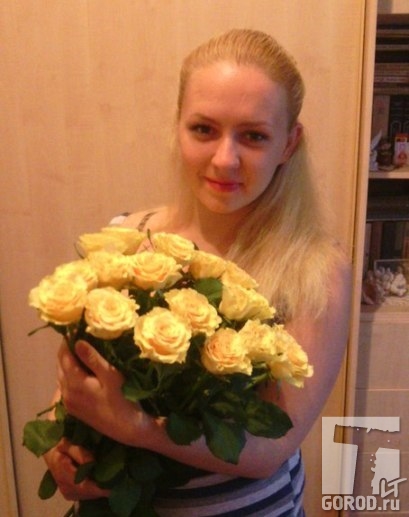Тольяттинец одаривал украинскую девушку цветами