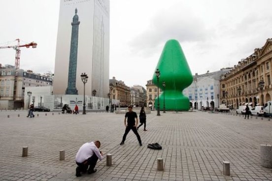 Вот такую елку установили в Париже