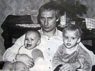 Владимир Путин с Машей и Катей