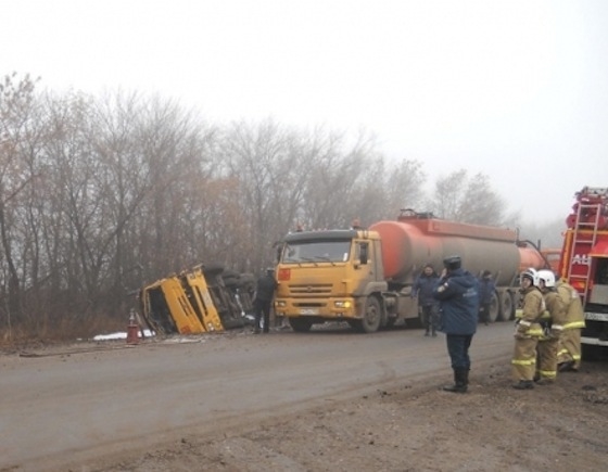Бензовоз перевернулся на дороге Самара - Нефтегорск