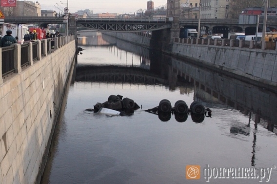 Бензовоз искупался в водоканале Петербурга