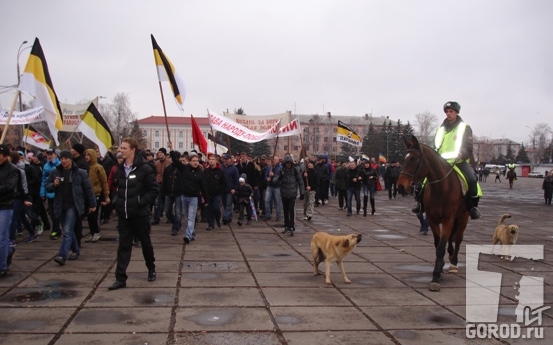 Колонна участников РМ движется к месту преступления -ДК Тольятти
