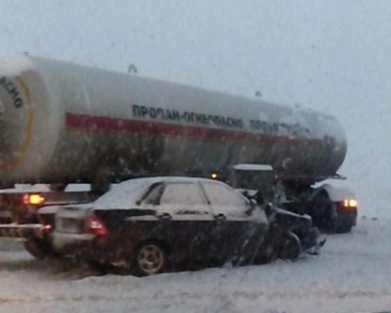 "Приора" врезалась в бензовоз, Тольятти, 19 декабря