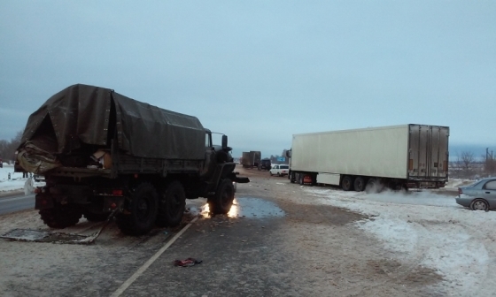 Грузовые Урал и Volvo не разъехались на М-5 в Сызранском районе