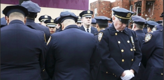 Реакция полицейских на речь мэра Нью-Йорка де Блазио