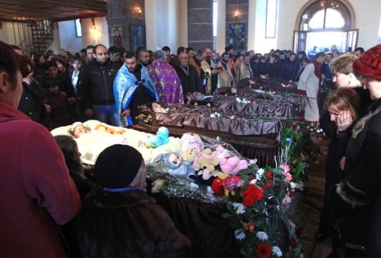  Отпевание убитой армянской семьи Фото: Вахрам Багдасарян / ТАСС