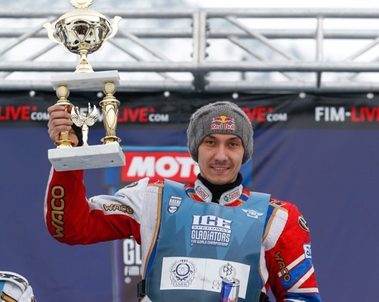 Даниил Иванов с кубком победителя этапа чемпионата мира