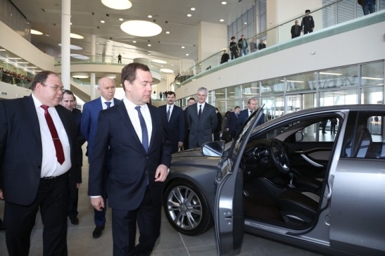 Дмитрия Медведева ознакомили с LADA Vesta и LADA XRAY 