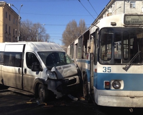 Столкновение троллейбуса и маршрутки в Самаре, 19 марта