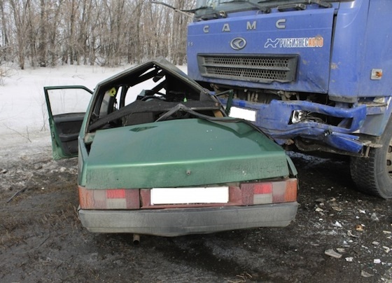 Пассажирка ВАЗ-21099 погибла на месте ДТП