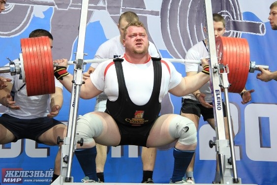 Андрей Коновалов в приседании взял вес 437,5 кг