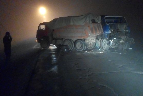ДТП с грузовиками произошло в условиях тумана